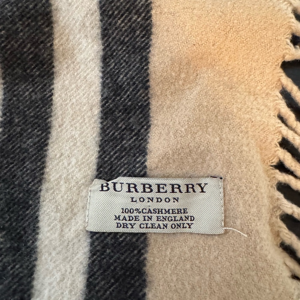 Burberry Cashmere Scarf in Cream and Black